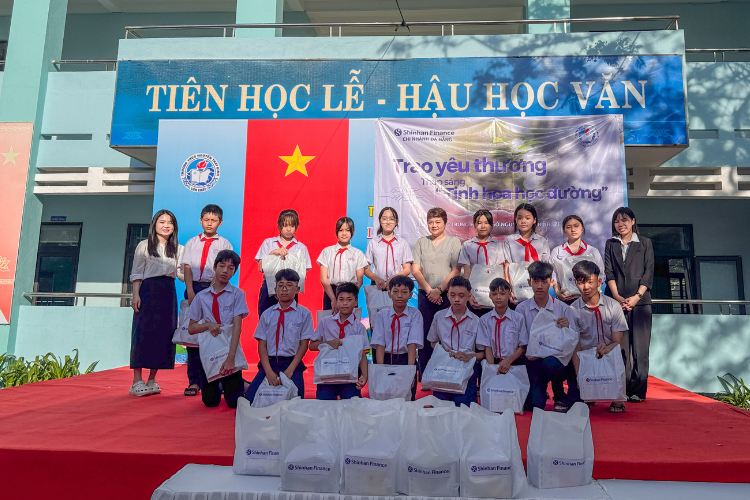 Shinhan Finance đồng hành cùng ước mơ đến trường của học sinh nghèo hiếu học tại Đà Nẵng