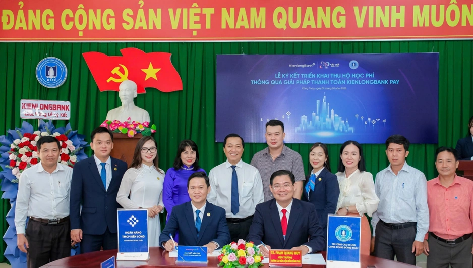 Lễ ký kết hợp tác giữa KienlongBank và Trường Cao đẳng Cộng đồng Đồng Tháp. Ảnh: KienlongBank