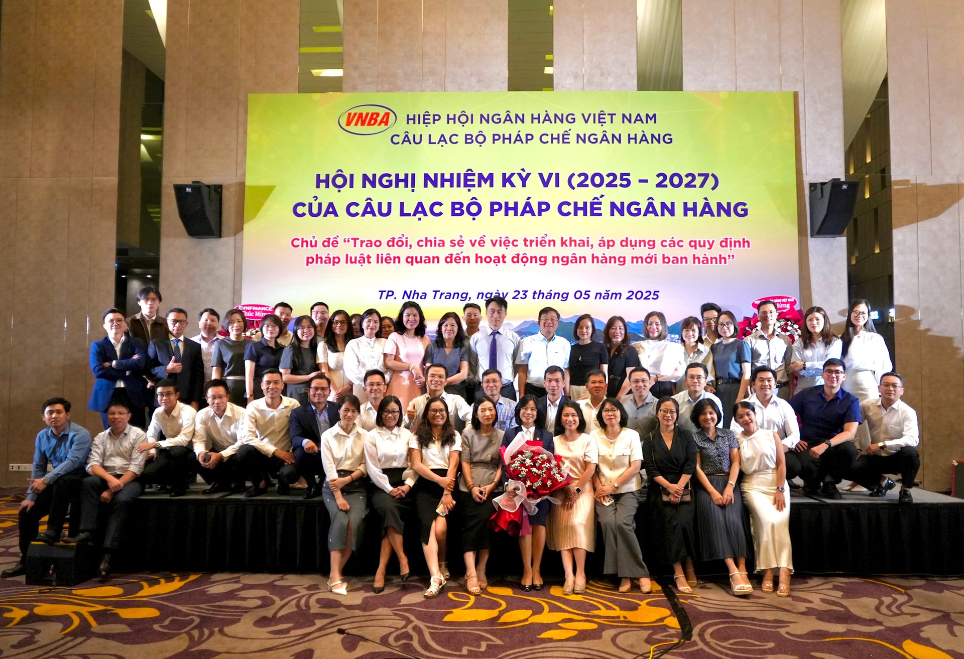 Các đại biểu chụp hình lưu niệm