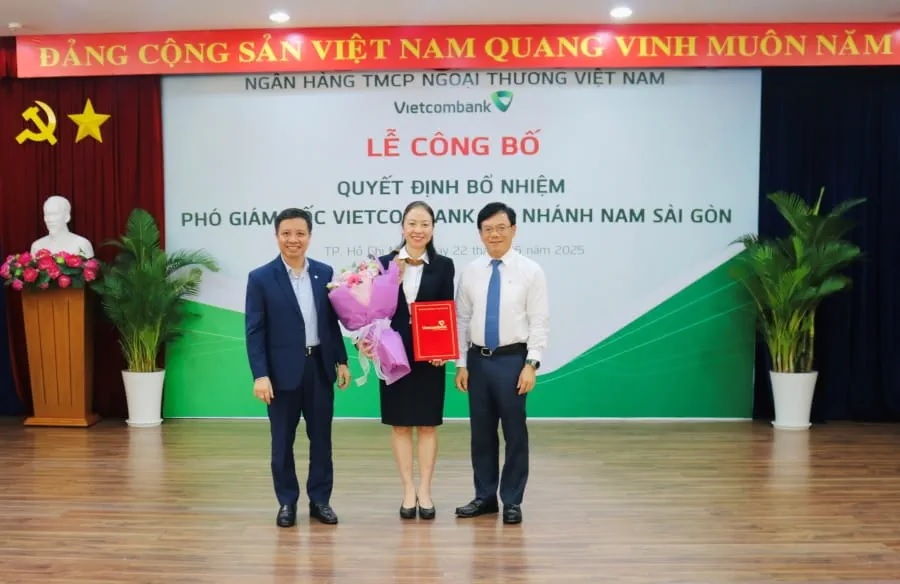 Ông Đặng Hoài Đức - Uỷ viên BCH Đảng bộ, Phó Tổng Giám đốc Vietcombank (ngoài cùng bên phải) cùng ông ông Nguyễn Như Tưởng - Bí thư Đảng bộ, Giám đốc Vietcombank Nam Sài Gòn (ngoài cùng bên trái) trao quyết định và tặng hoa chúc mừng bà Bùi Thị Cẩm Thạch - tân Phó Giám đốc Chi nhánh