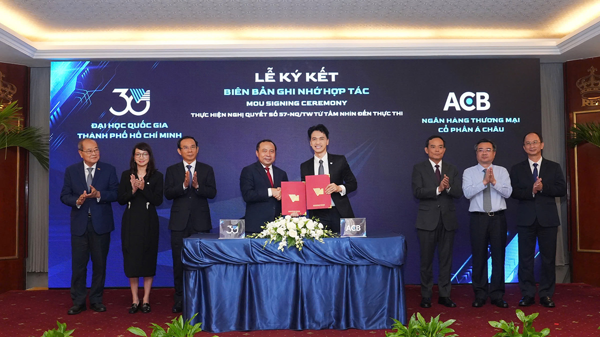 Đại diện Ngân hàng ACB và Đại học Quốc gia HCM thực hiện nghi thức thức ký kết thỏa thuận hợp tác chiến lược