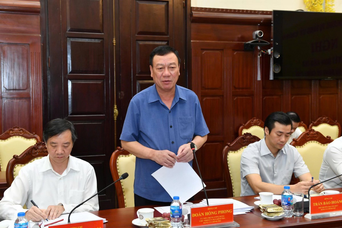 Đồng chí Đoàn Hồng Phong, Ủy viên Ban Chấp hành Trung ương Đảng, Ủy viên Ban Thường vụ, Chủ nhiệm Ủy ban Kiểm tra Đảng ủy Chính phủ, Trưởng Đoàn Kiểm tra phát biểu tại hội nghị