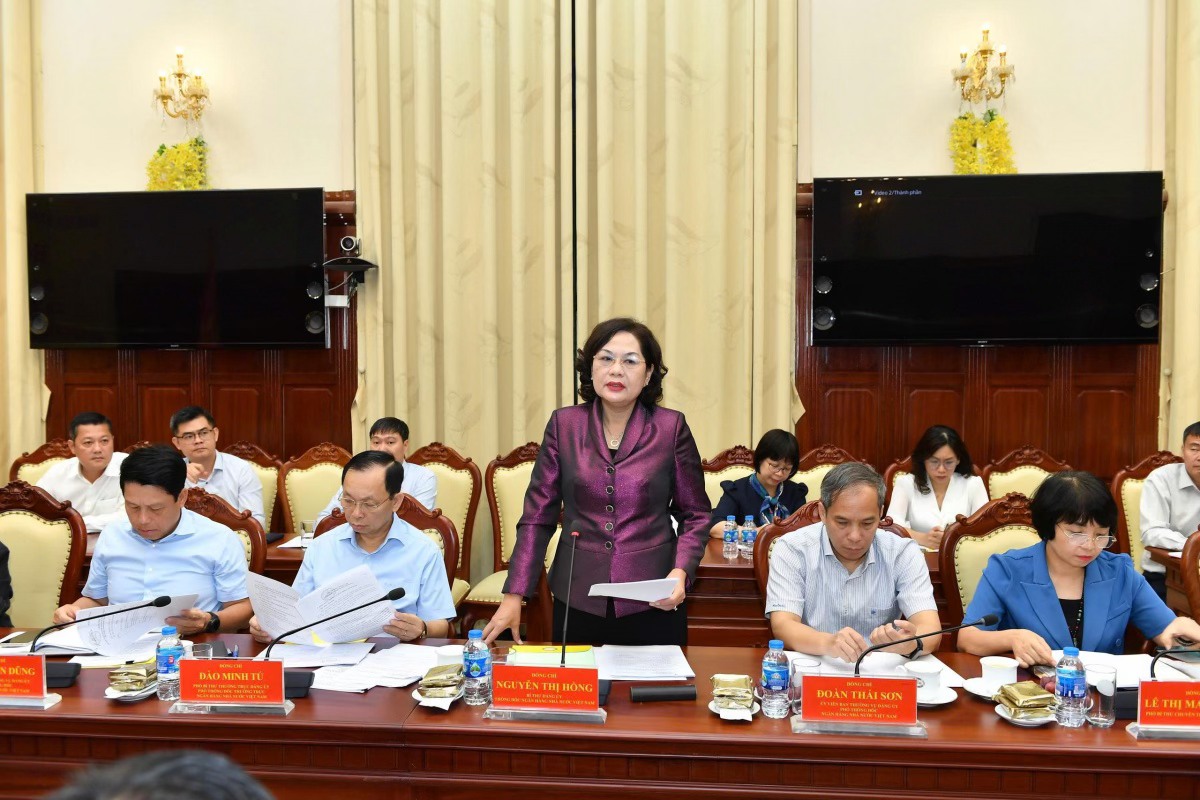 Đồng chí Nguyễn Thị Hồng, Ủy viên Ban Chấp hành Trung ương Đảng, Bí thư Đảng ủy, Thống đốc NHNN phát biểu tại hội nghị