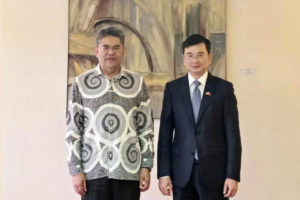 Phó Thống đốc Phạm Thanh Hà chụp ảnh lưu niệm cùng Phó Thống đốc NHTW Malaysia Marzunisham Omar