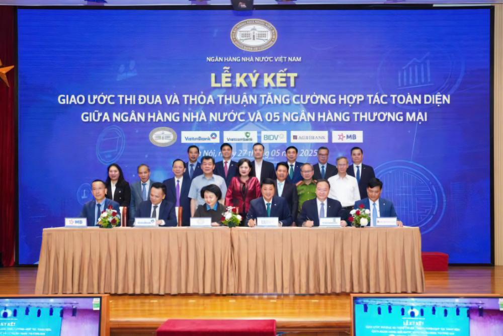 Lễ ký kết Giao ước thi đua và Thỏa thuận tăng cường hợp tác toàn diện giữa NHNN và 5 ngân hàng thương mại