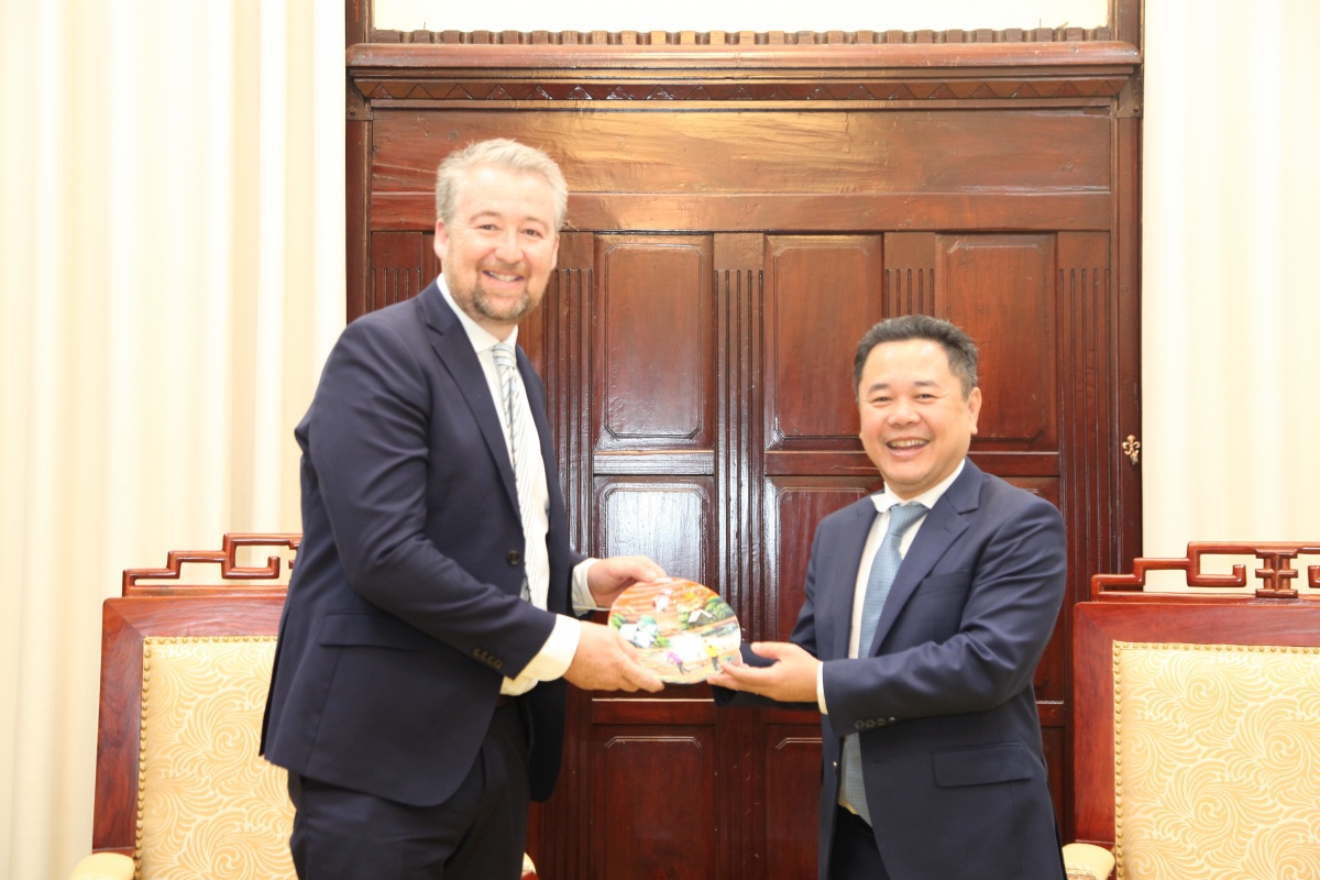 Phó Thống đốc Nguyễn Ngọc Cảnh tặng quà lưu niệm ông Craig Murphy