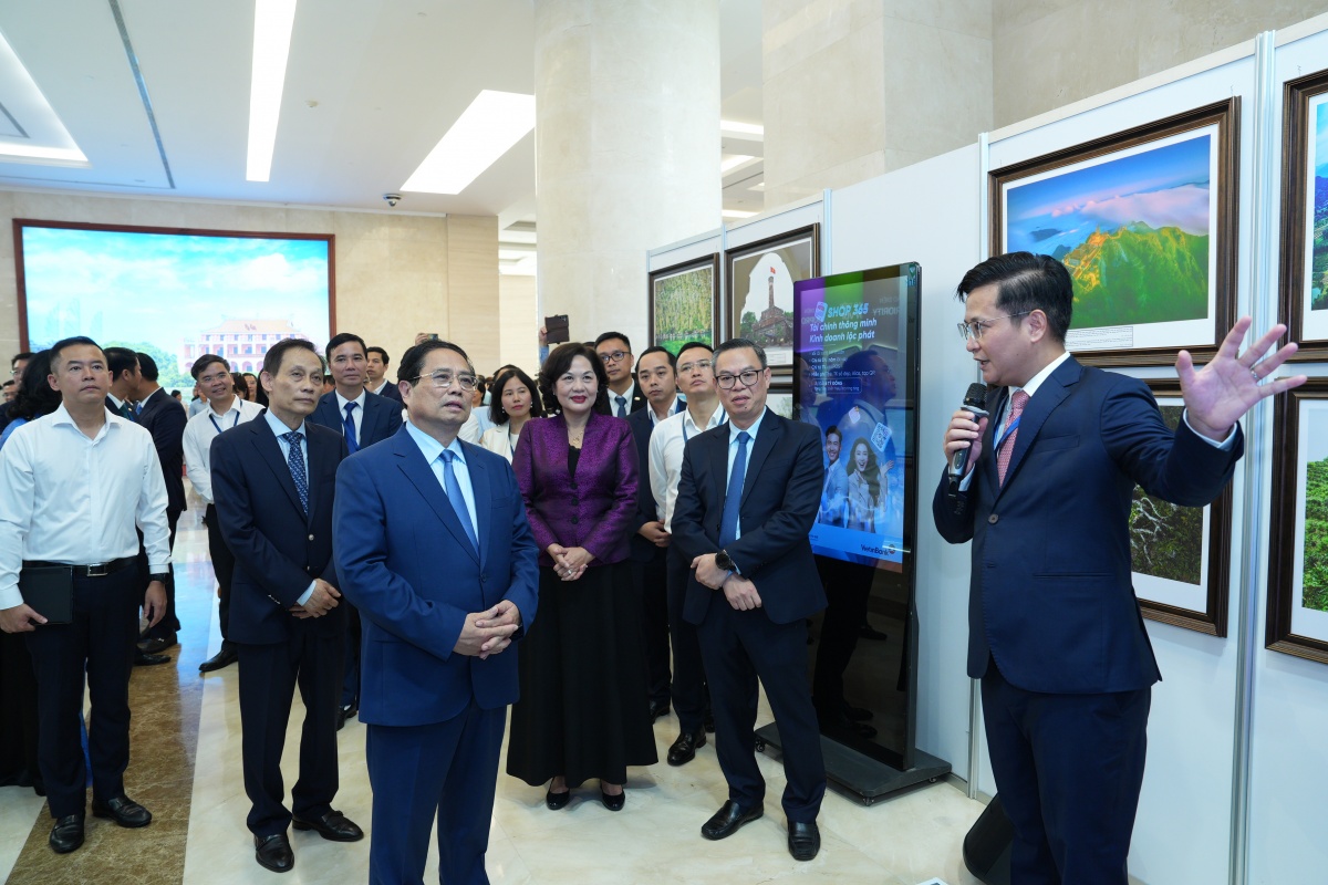 Thủ tướng Chính phủ Phạm Minh Chính và Lãnh đạo các Ban, Bộ, Ngành thăm quan các gian triển lãm công nghệ ngân hàng tại sự kiện