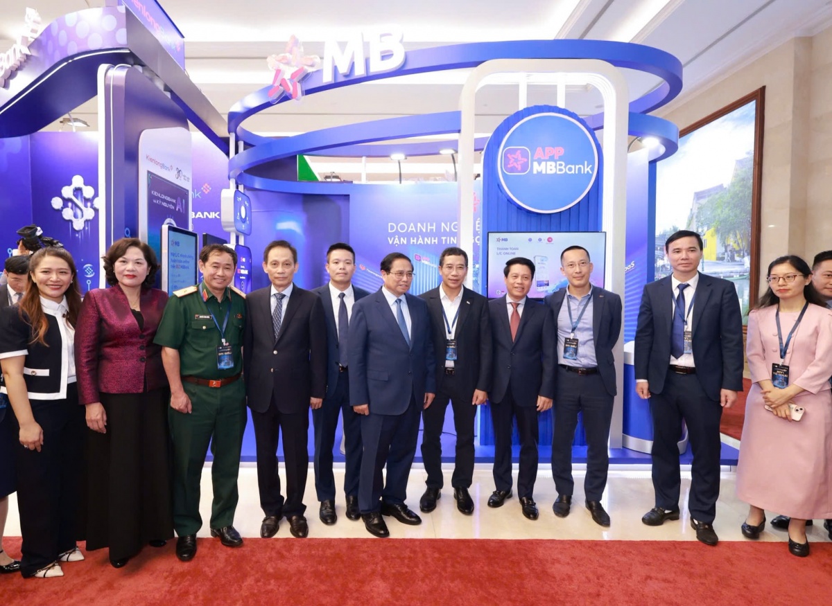 Đại diện MB đón Thủ tướng chính phủ và Thống đốc Ngân hàng nhà nước. Ảnh: MB