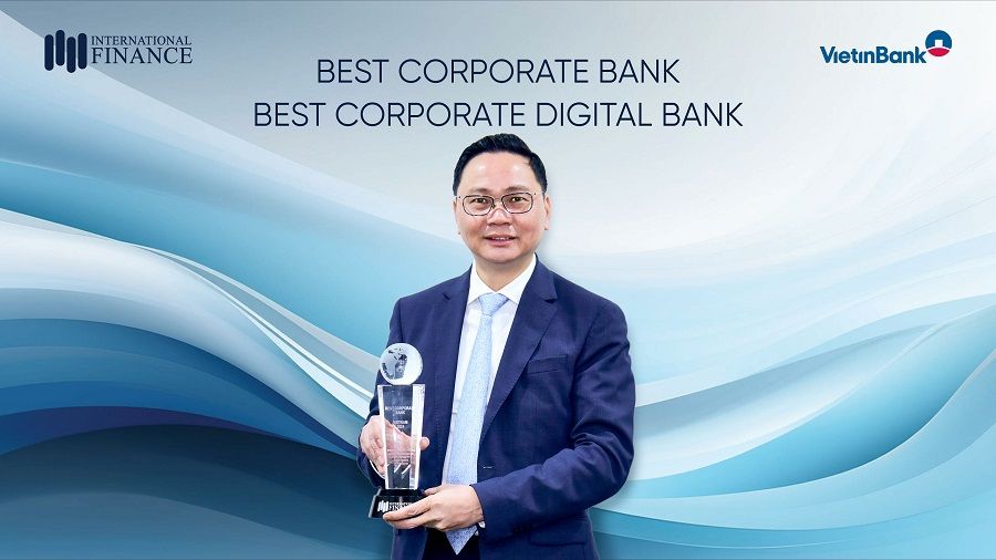 Ông Nguyễn Thanh Tùng Giám đốc Khối KHDN VietinBank nhận giải thưởng. Ảnh: VietinBank