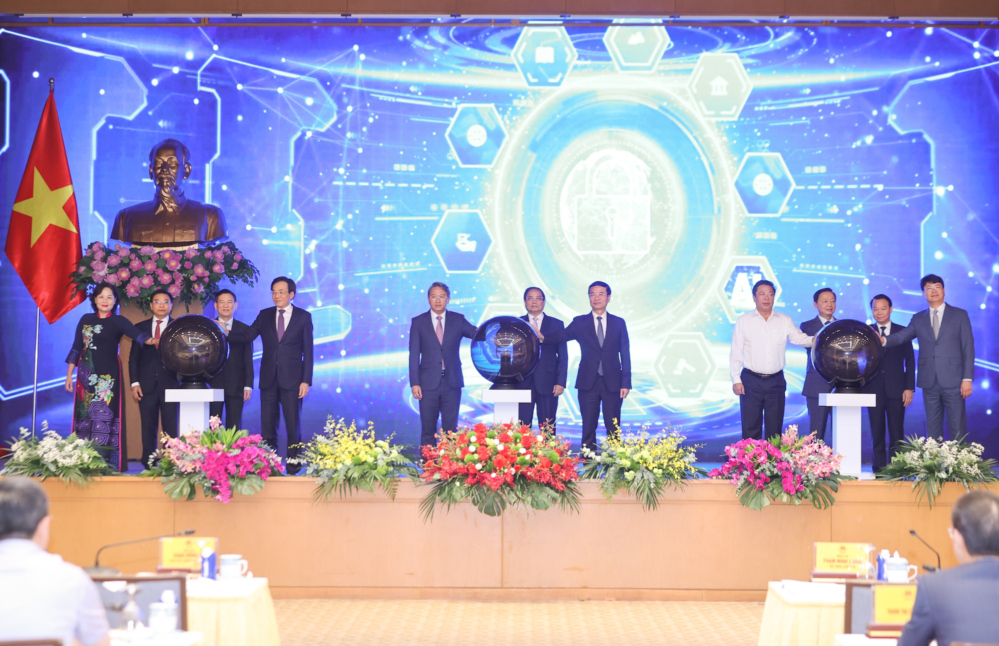 Thủ tướng Chính phủ Phạm Minh Chính cùng các đại biểu thực hiện nghi thức bấm nút khai trương Cổng Pháp luật quốc gia - Ảnh: Nhật Bắc