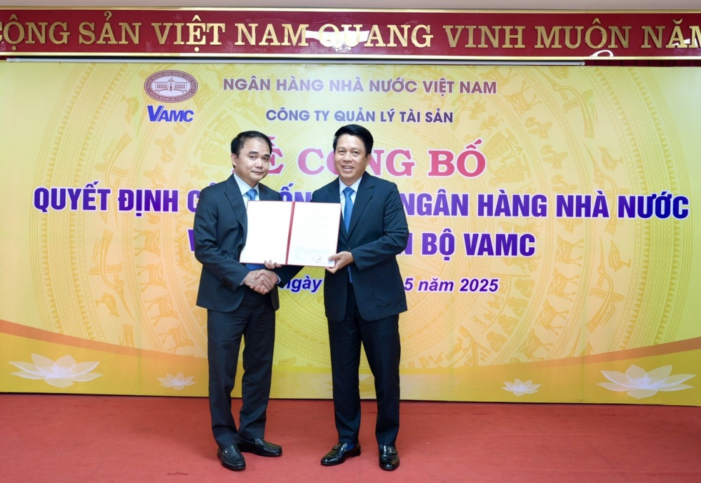 Thừa ủy quyền của Thống đốc Ngân hàng Nhà nước Việt Nam, Phó Thống đốc Phạm Tiến Dũng đã trao Quyết định giao quyền Tổng Giám đốc VAMC cho ông Đặng Đình Thích