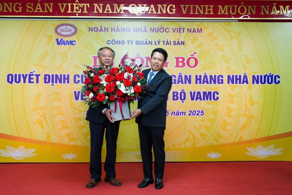 Phó Thống đốc Phạm Tiến Dũng tặng hoa chúc mừng đồng chí Đoàn Văn Thắng – Thành viên HĐTV phụ trách HĐTV đã hoàn thành tốt nhiệm vụ