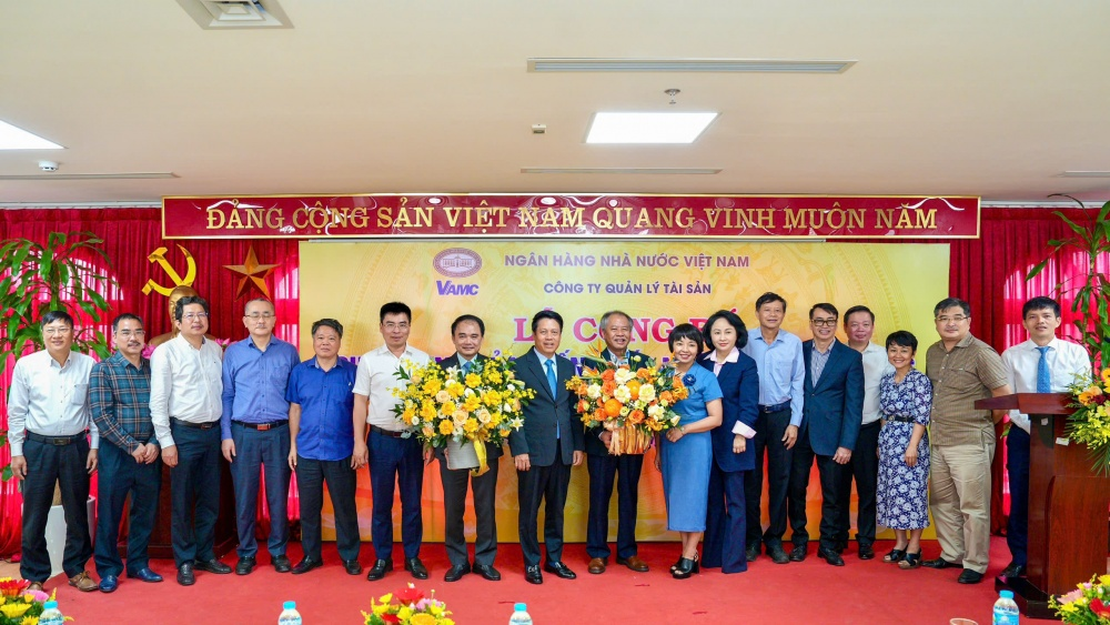 Phó Thống đốc Phạm Tiến Dũng chụp ảnh kỷ niệm với Ban lãnh đạo VAMC và đại diện các đơn vị Vụ, cục NHNN