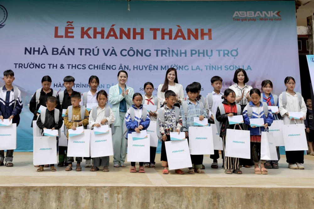 Nhà bán trú và công trình phụ trợ mới sẽ giúp các em yên tâm học tập, rèn luyện