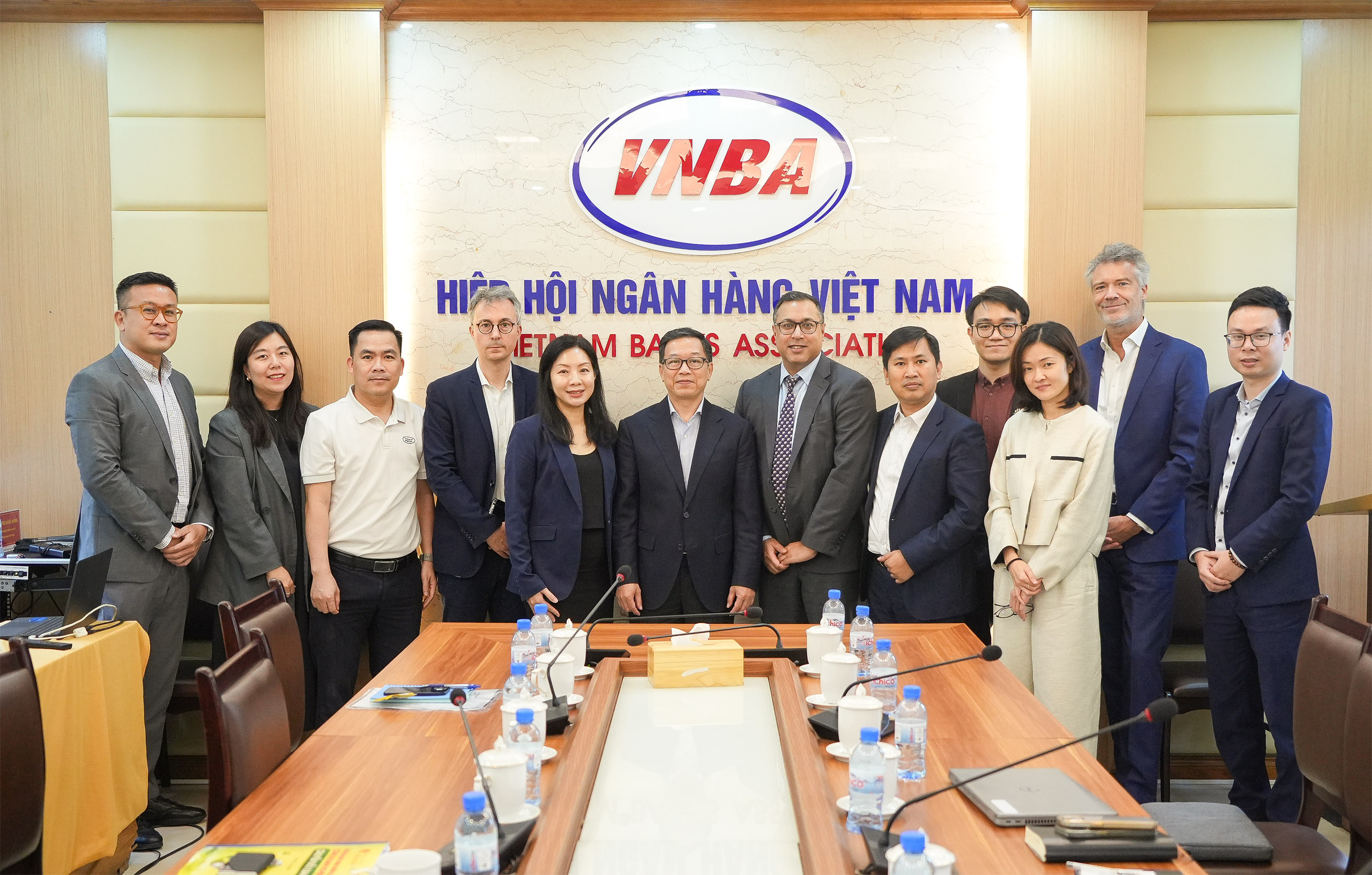 Đại diện lãnh đạo VNBA và Moody’s Ratings chụp hình lưu niệm