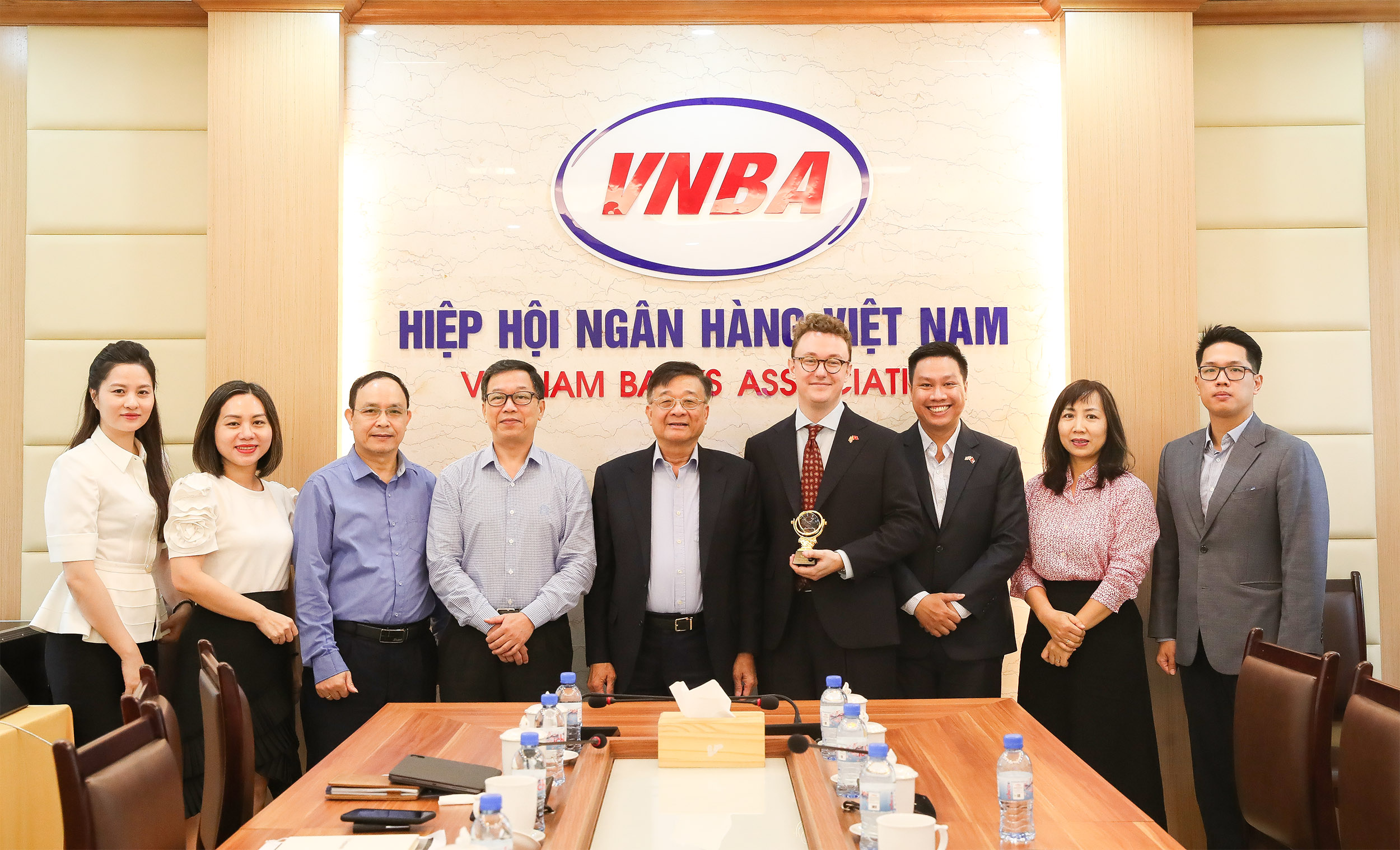 TS. Nguyễn Quốc Hùng, Phó Chủ tịch kiêm Tổng Thư ký VNBA đã trao biểu trưng Hiệp hội Ngân hàng Việt Nam cho ông William Lawrenson