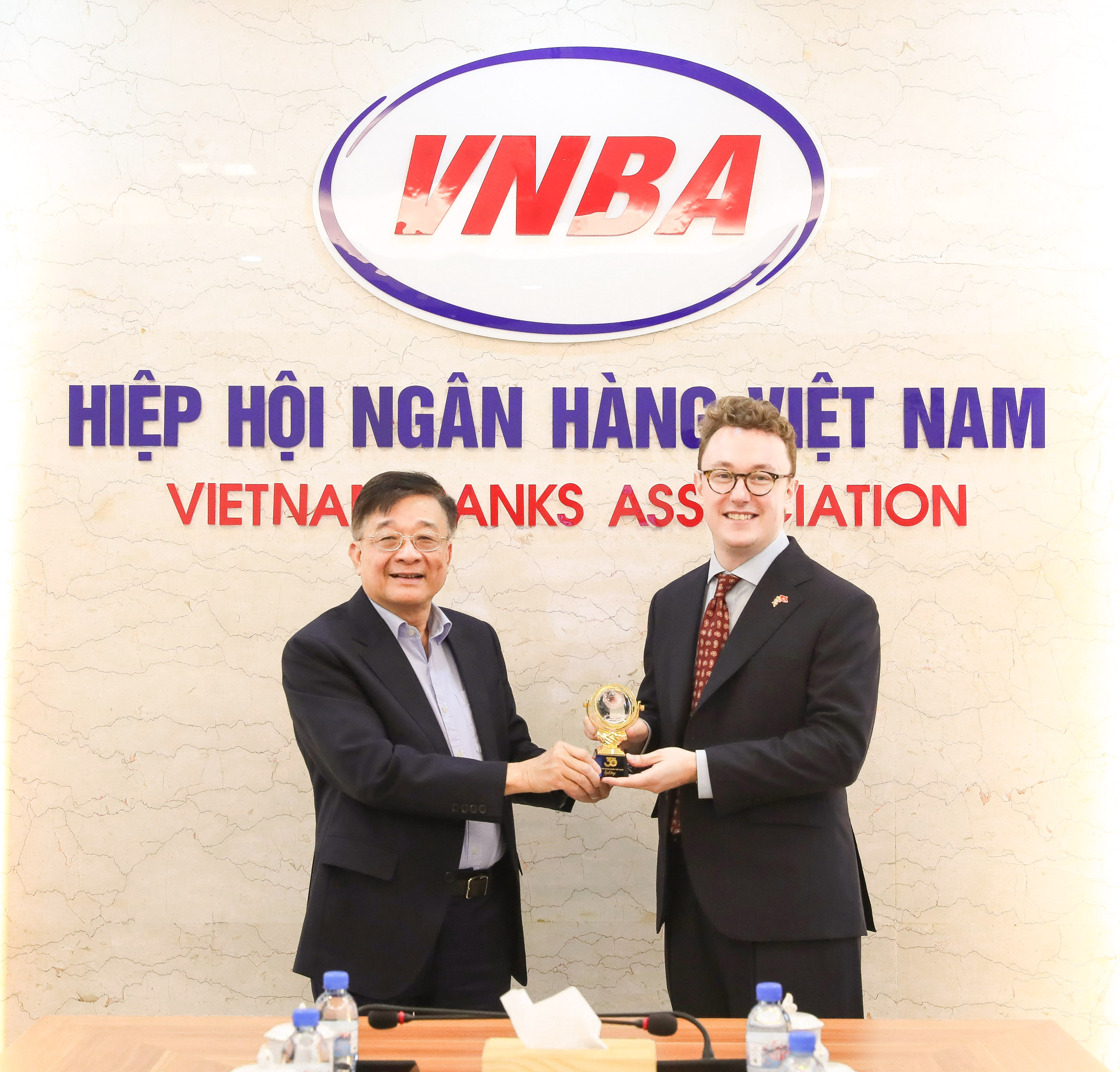 TS. Nguyễn Quốc Hùng, Phó Chủ tịch kiêm Tổng Thư ký VNBA đã trao biểu trưng Hiệp hội Ngân hàng Việt Nam cho ông William Lawrenson