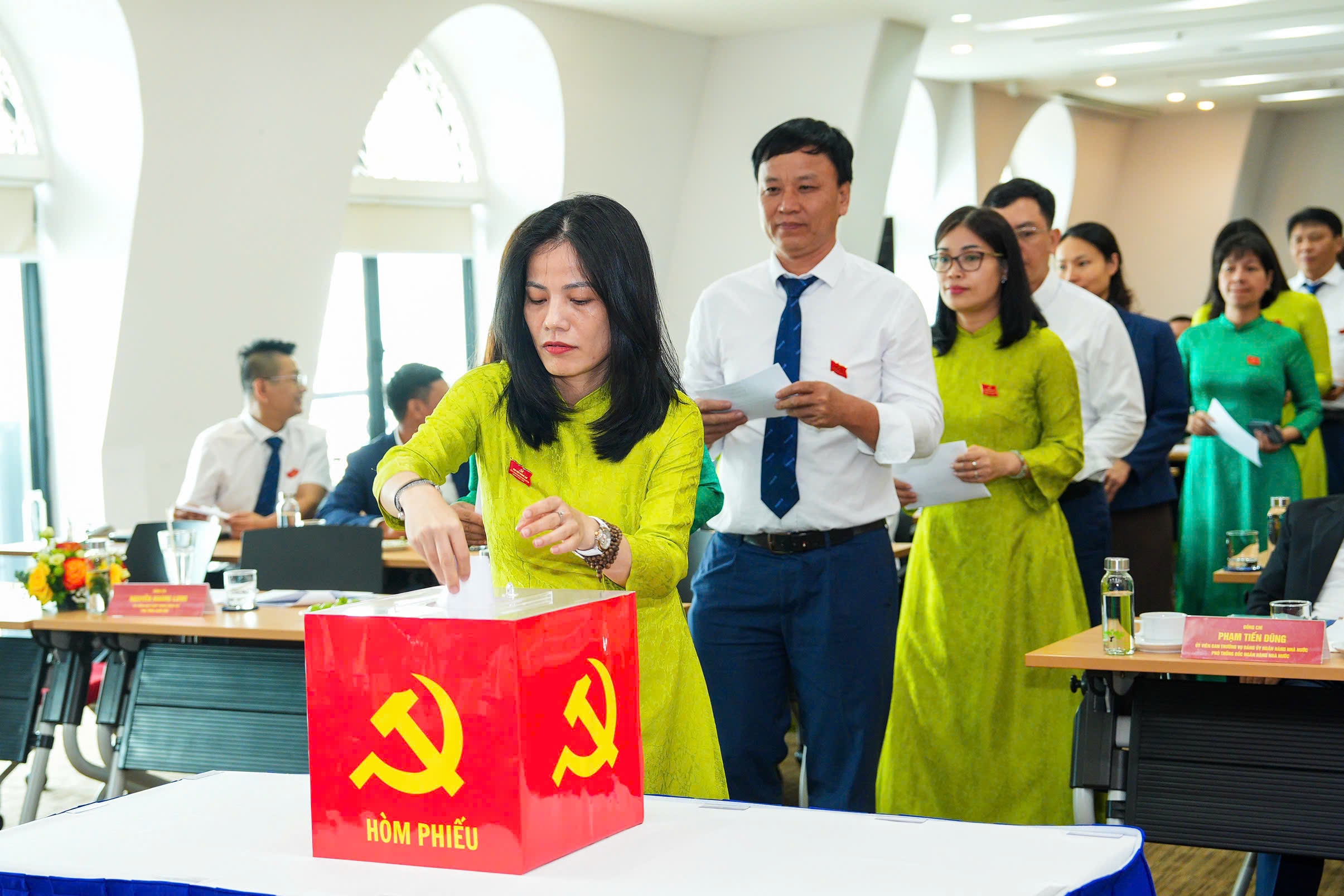 Các đại biểu tham gia bỏ phiếu, bầu cử tại Đại hội