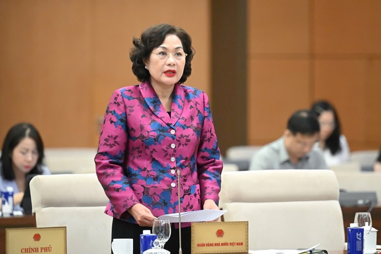 Thống đốc Ngân hàng Nhà nước Việt Nam Nguyễn Thị Hồng báo cáo tại phiên họp (Ảnh: Phạm Thắng)