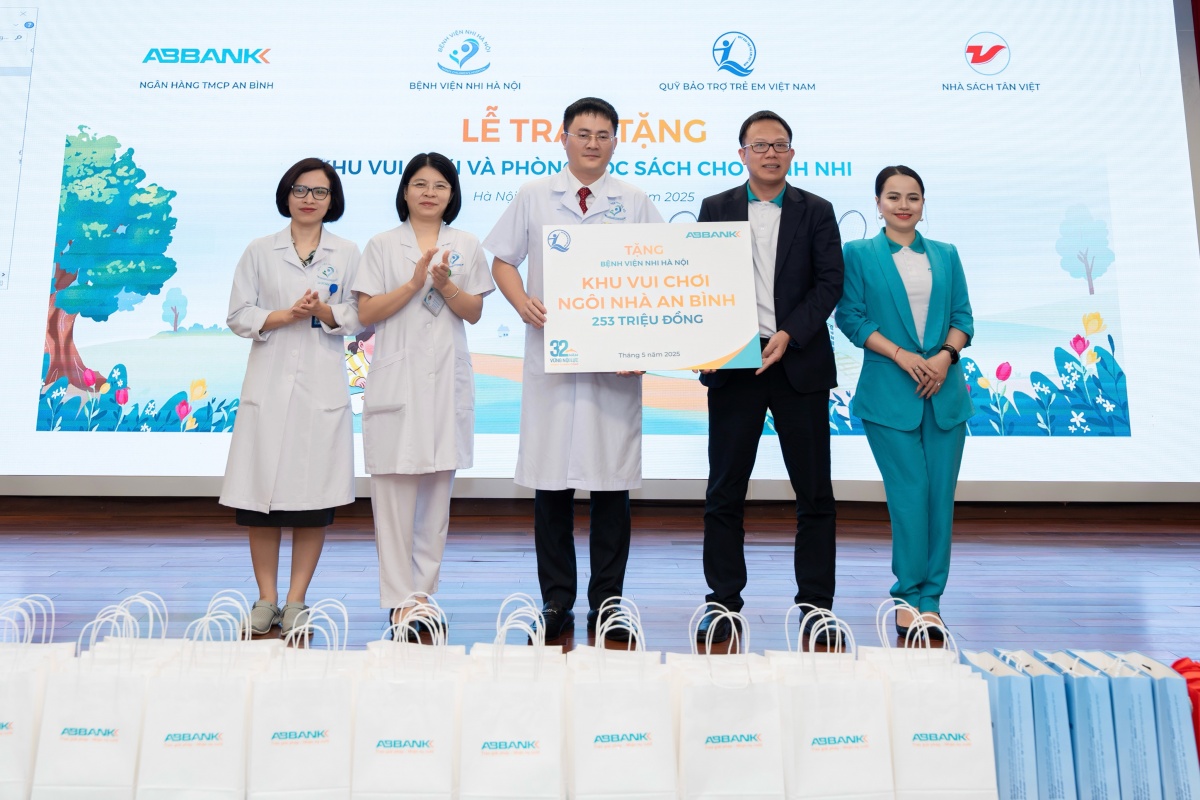 Khu vui chơi và không gian đọc sách là món quà mang giá trị to lớn, góp phần giúp các em nhỏ có thêm niềm vui