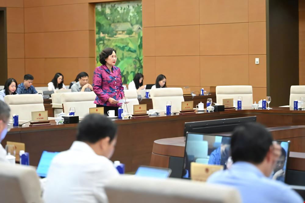 Thống đốc NHNN Nguyễn Thị Hồng trình bày báo cáo tiếp thu, giải trình ý kiến của đại biểu Quốc hội về Luật Các tổ chức tín dụng (sửa đổi)