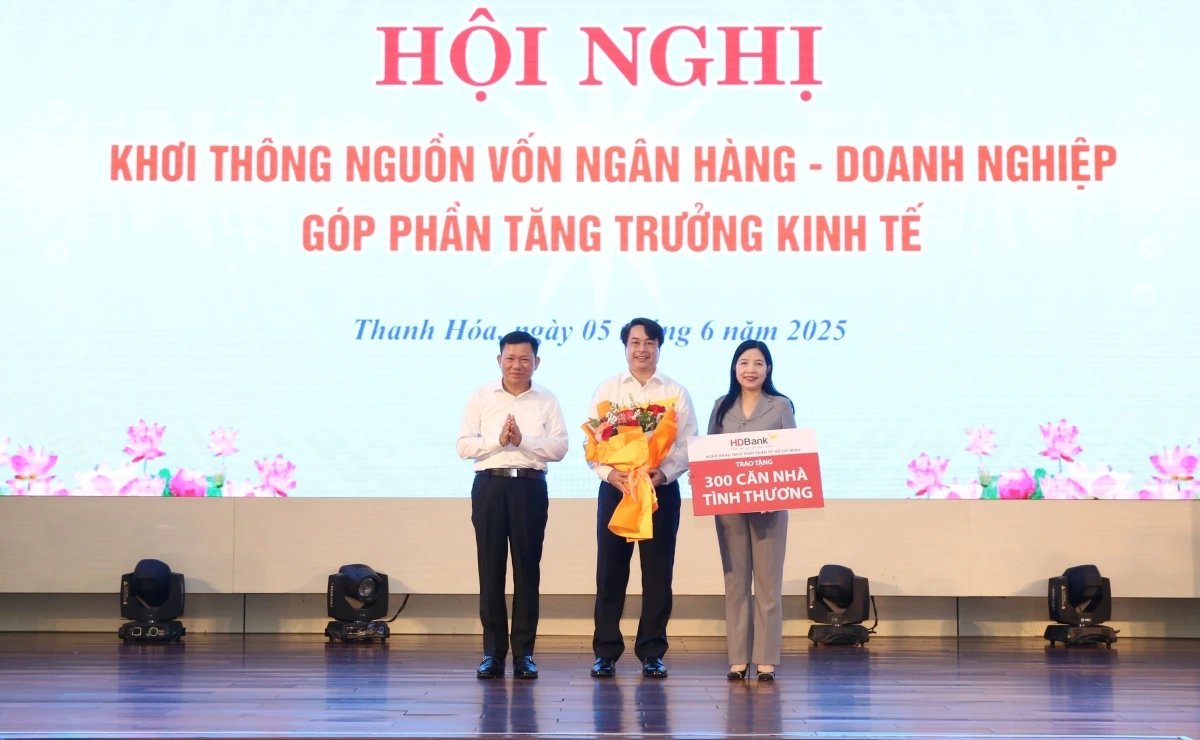 Ông Nguyễn Văn Hảo, Phó Tổng Giám đốc HDBank, trao tặng kinh phí xây dựng 300 căn nhà tình thương cho các hộ khó khăn tại tỉnh Thanh Hoá