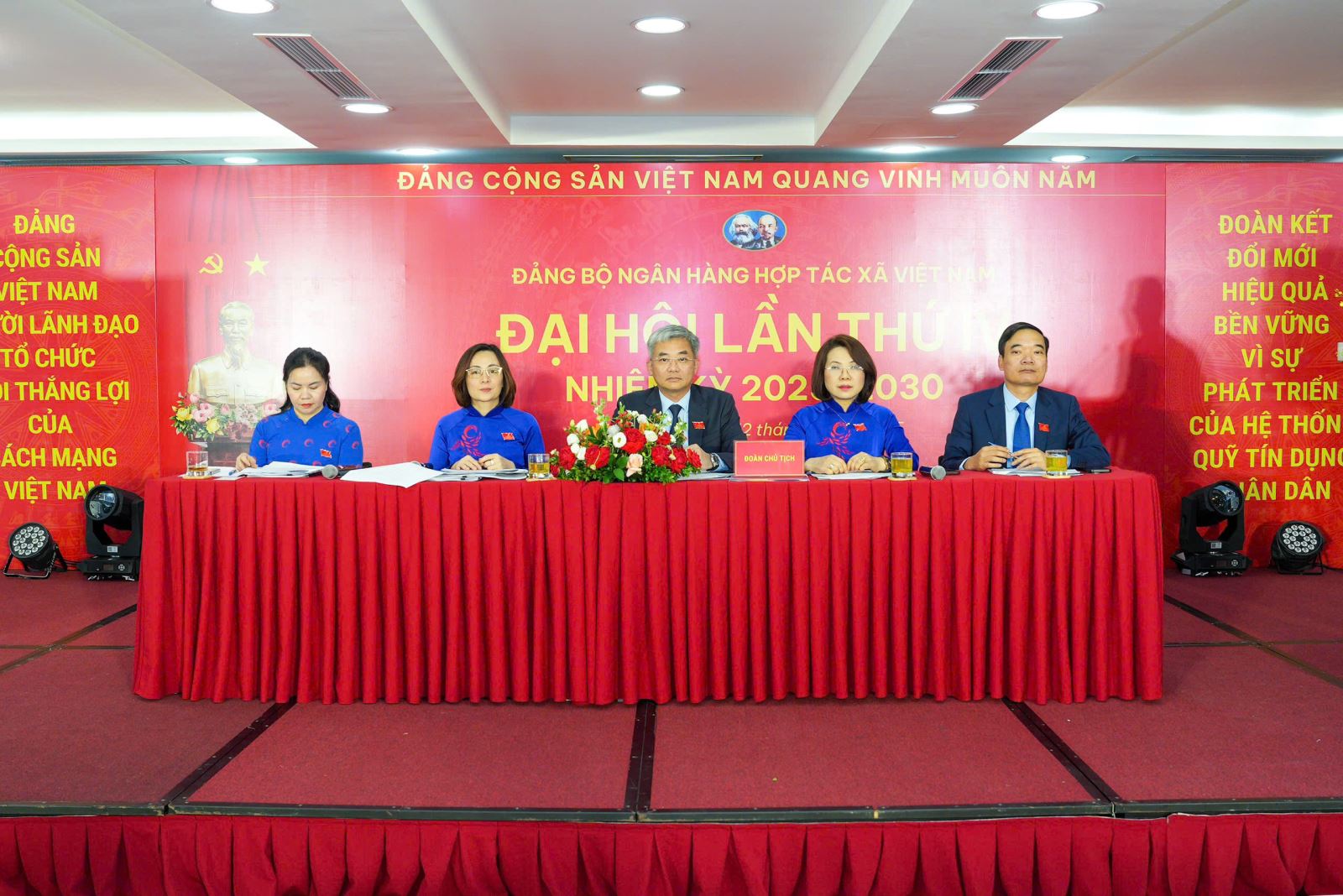 Đoàn Chủ tịch tại Đại hội