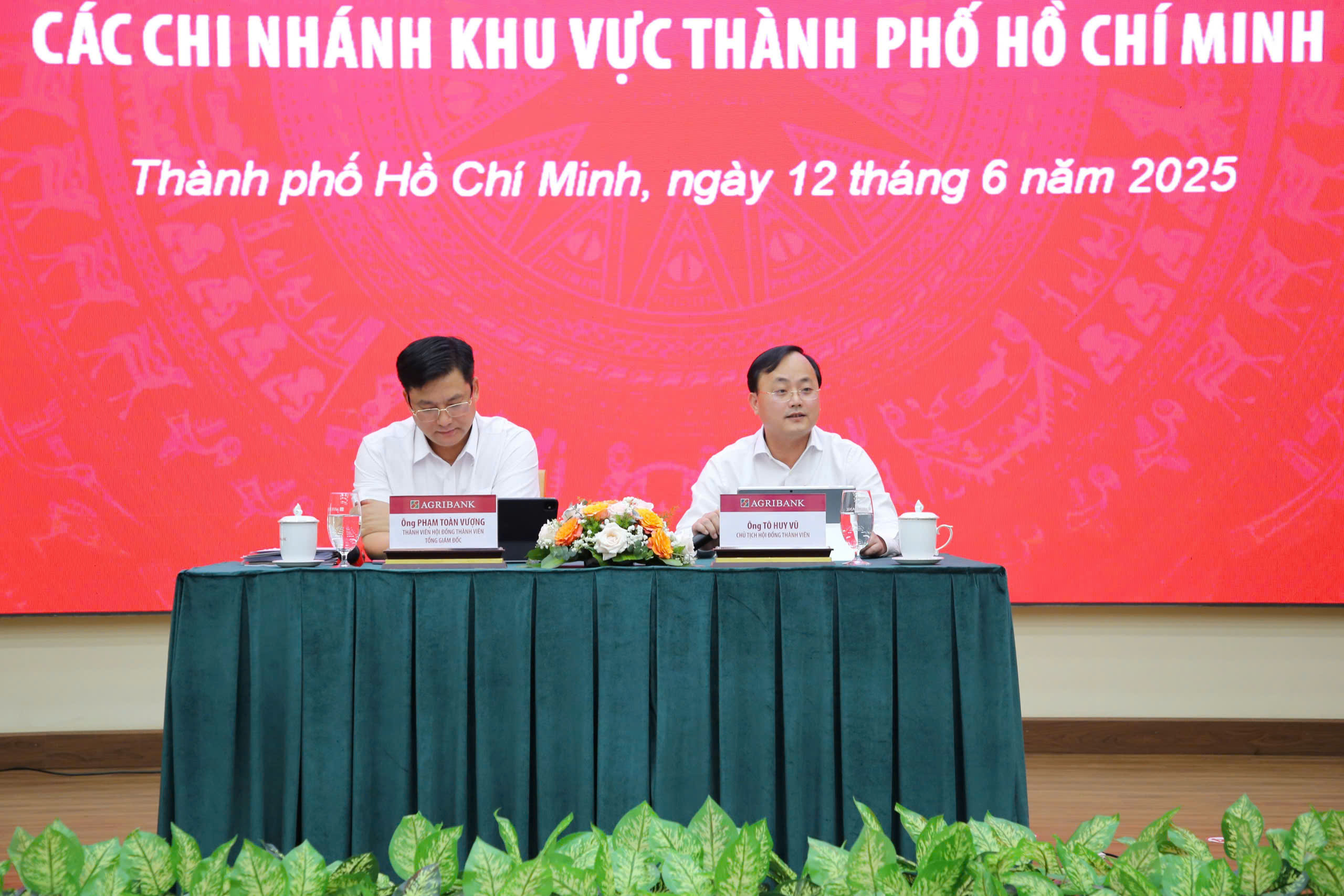 Đồng chí Tô Huy Vũ - Bí thư Đảng ủy, Chủ tịch HĐTV phát biểu chỉ đạo và điều hành Hội nghị