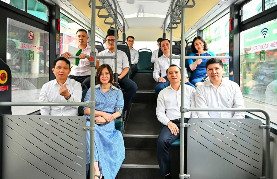 Lãnh đạo UBND Tp Hà Nội, Ban lãnh đạo Vietcombank tham gia trải nghiệm di chuyển bằng xe buýt giữa các điểm làm việc nội đô của Trụ sở chính Vietcombank sau Lễ khai trương