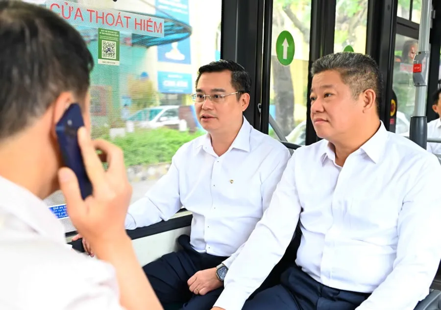 Lãnh đạo UBND Tp Hà Nội, Ban lãnh đạo Vietcombank tham gia trải nghiệm di chuyển bằng xe buýt giữa các điểm làm việc nội đô của Trụ sở chính Vietcombank sau Lễ khai trương