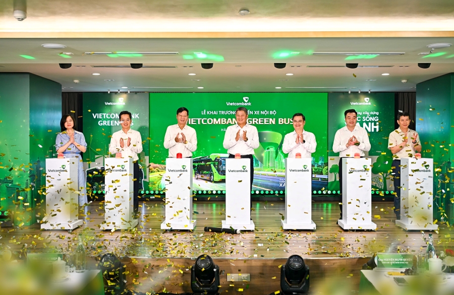 Đại diện lãnh đạo UBND TP Hà Nội, Quận Hoàn Kiếm, Sở Xây dựng Tp Hà Nội, Tập đoàn Vingroup và Vietcombank thực hiện nghi thức bấm nút khai trương tuyến xe nội bộ Vietcombank Green Bus