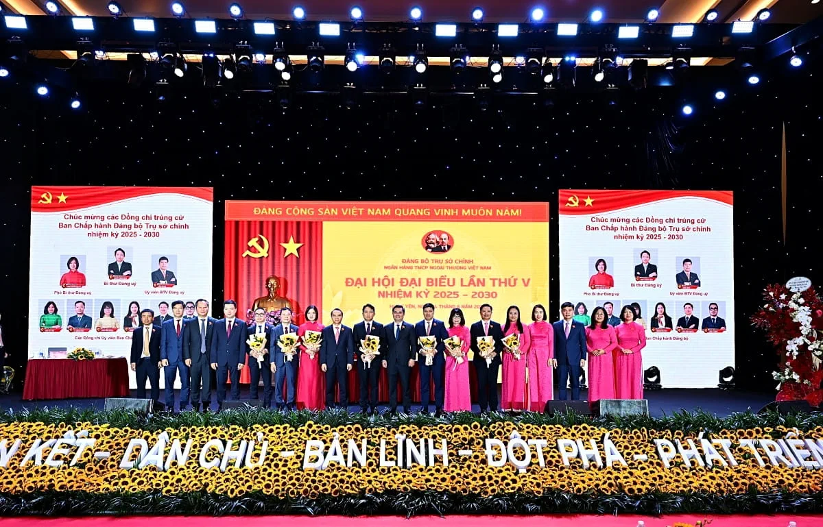 Ban lãnh đạo Vietcombank tặng hoa chúc mừng 9 đồng chí trúng cử trong BCH Đảng bộ TSC Vietcombank nhiệm kỳ 2025 - 2030