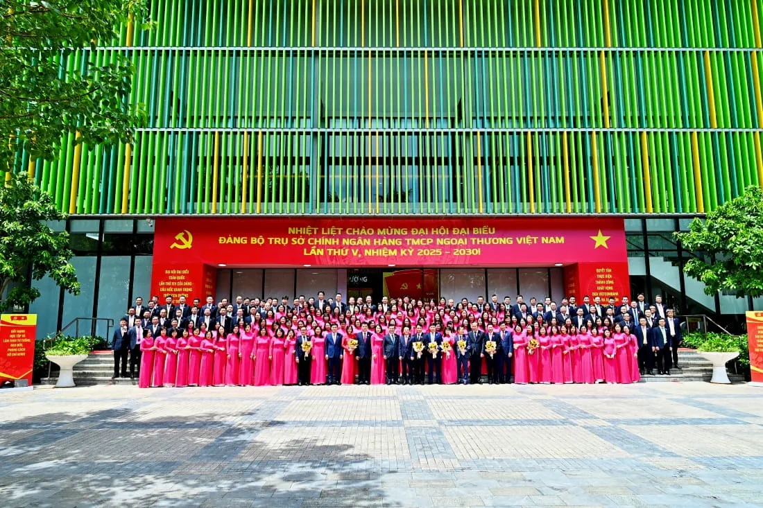 Toàn đại biểu dự Đại hội đại biểu Đảng bộ TSC Vietcombank lần thứ V, nhiệm kỳ 2025–2030 chụp ảnh lưu niệm