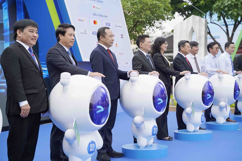 Phó Thủ tướng Hồ Đức Phớc và Phó Thống đốc Phạm Tiến Dũng cùng đại diện các bộ, ngành, địa phương nhấn nút khai mạc Lễ hội Ngày không tiền mặt 2025 tại TP. Hồ Chí Minh - Ảnh: Đình Hải