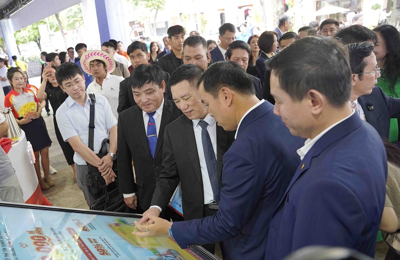 Phó Thống đốc Phạm Tiến Dũng giới thiệu với Phó Thủ tướng về sự phát triển của dịch vụ ngân hàng hiện đại - Ảnh: Đình Hải