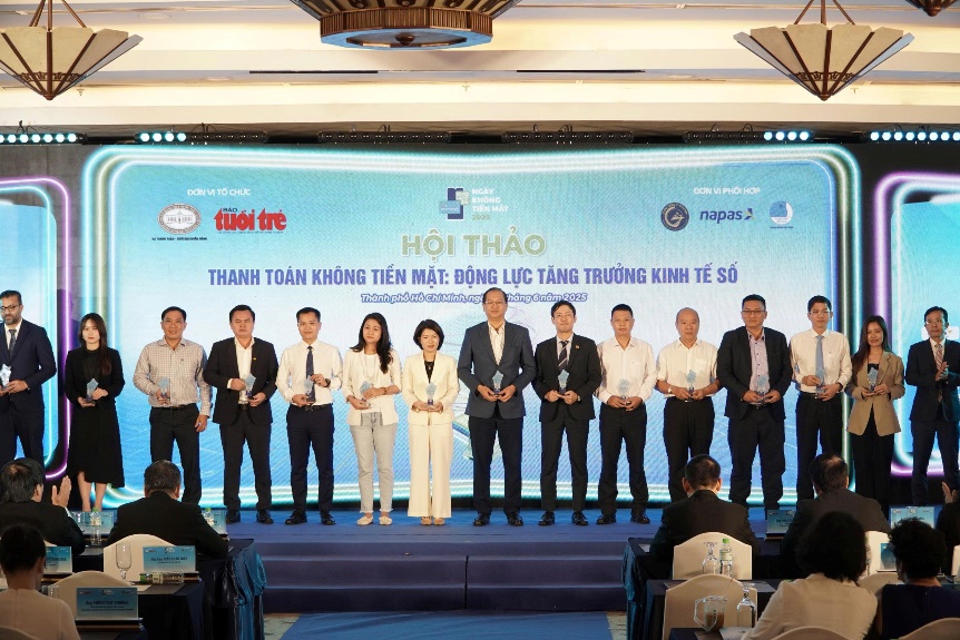 Đại diện Agribank (thứ năm từ phải sang) nhận Kỷ niệm chương từ Ban tổ chức chương trình