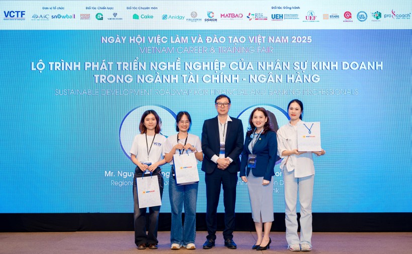 Ông Nguyễn Hoàng Anh Vũ – Giám đốc Khu vực TP Hồ Chí Minh (giữa) và Bà Phạm Thị Hương Hạnh trao quà cho người tham dự tại sự kiện.