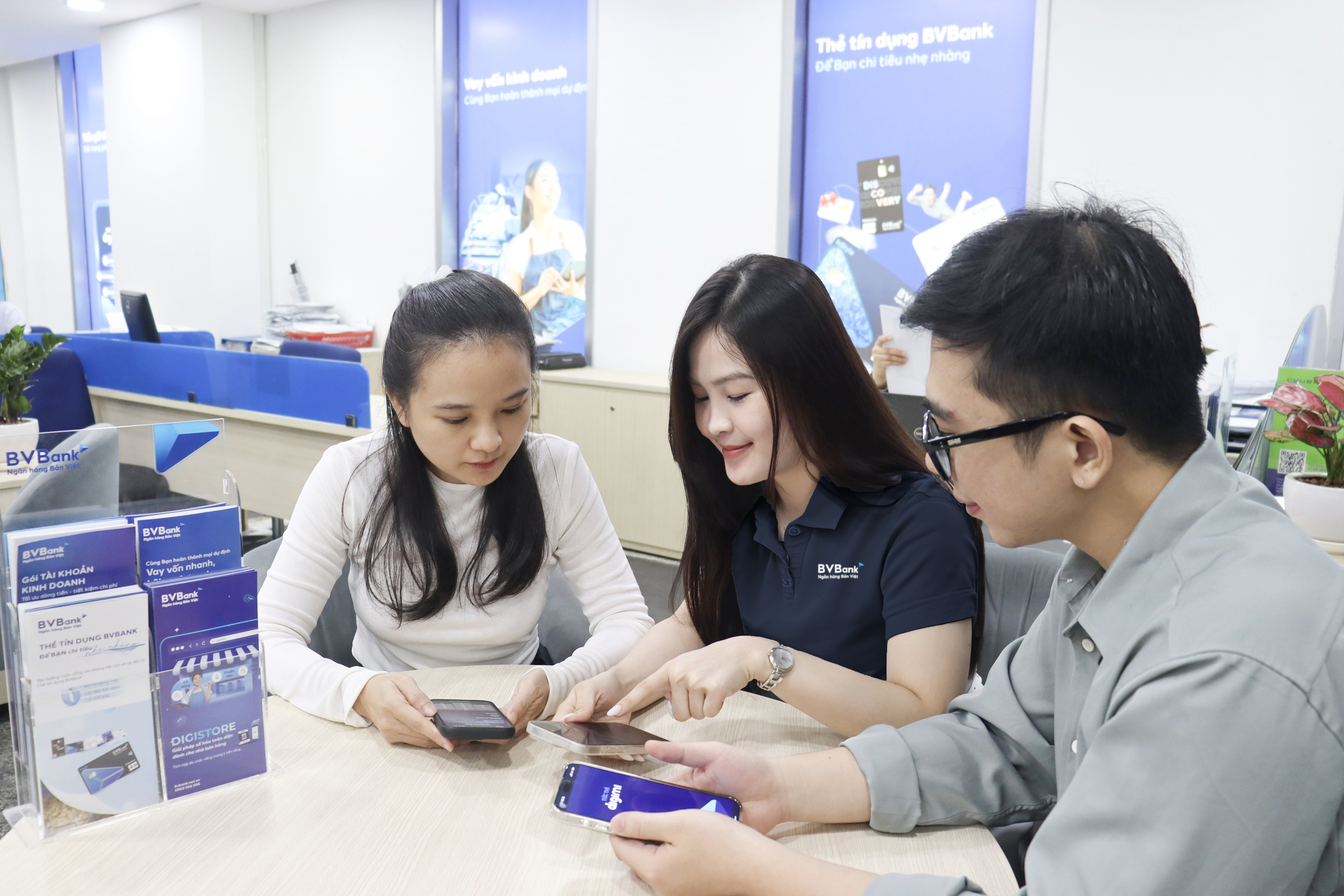 Hình ảnh khách hàng đang gửi tiết kiệm theo nhóm tại BVBank