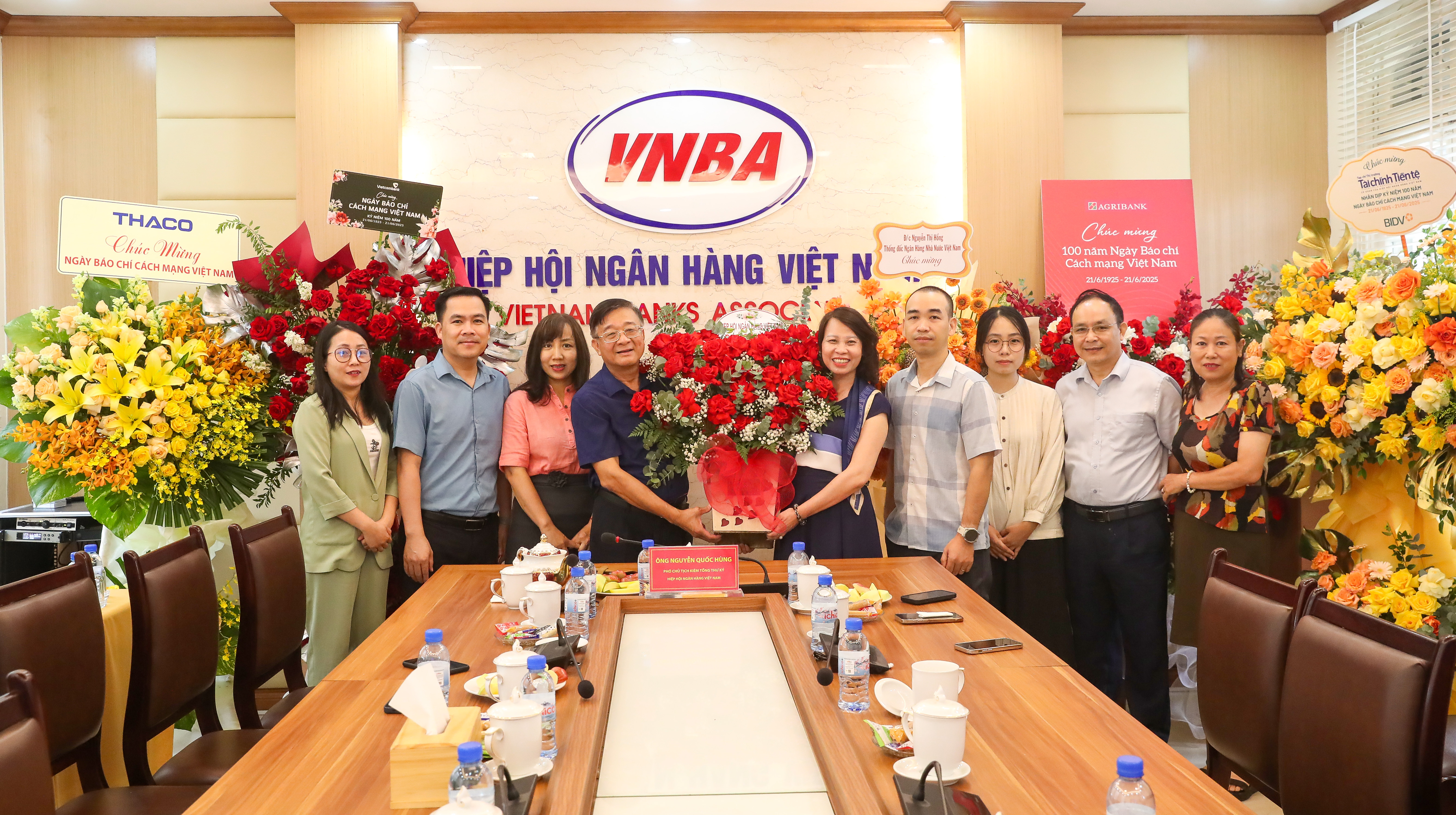 TS. Nguyễn Quốc Hùng tặng hoa và chụp ảnh lưu niệm với đại diện lãnh đạo và cán bộ Táp chí Tài chính Tiền tệ và Trang tin Điện tử