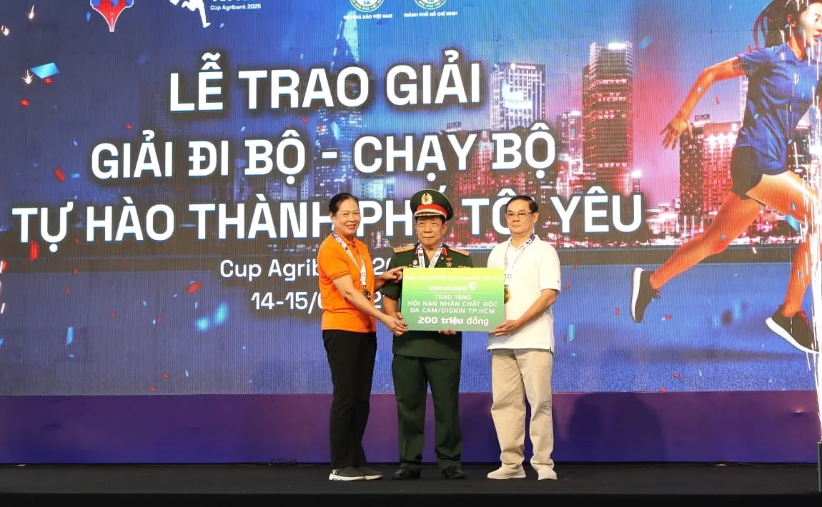 Ông Trang Nhân Hậu (ngoài cùng, bên phải) - Trưởng Văn phòng đại diện Vietcombank tại TP. HCM trao biểu trưng 200 triệu đồng kinh phí ủng hộ nạn nhân da cam/dioxin có hoàn cảnh khó khăn