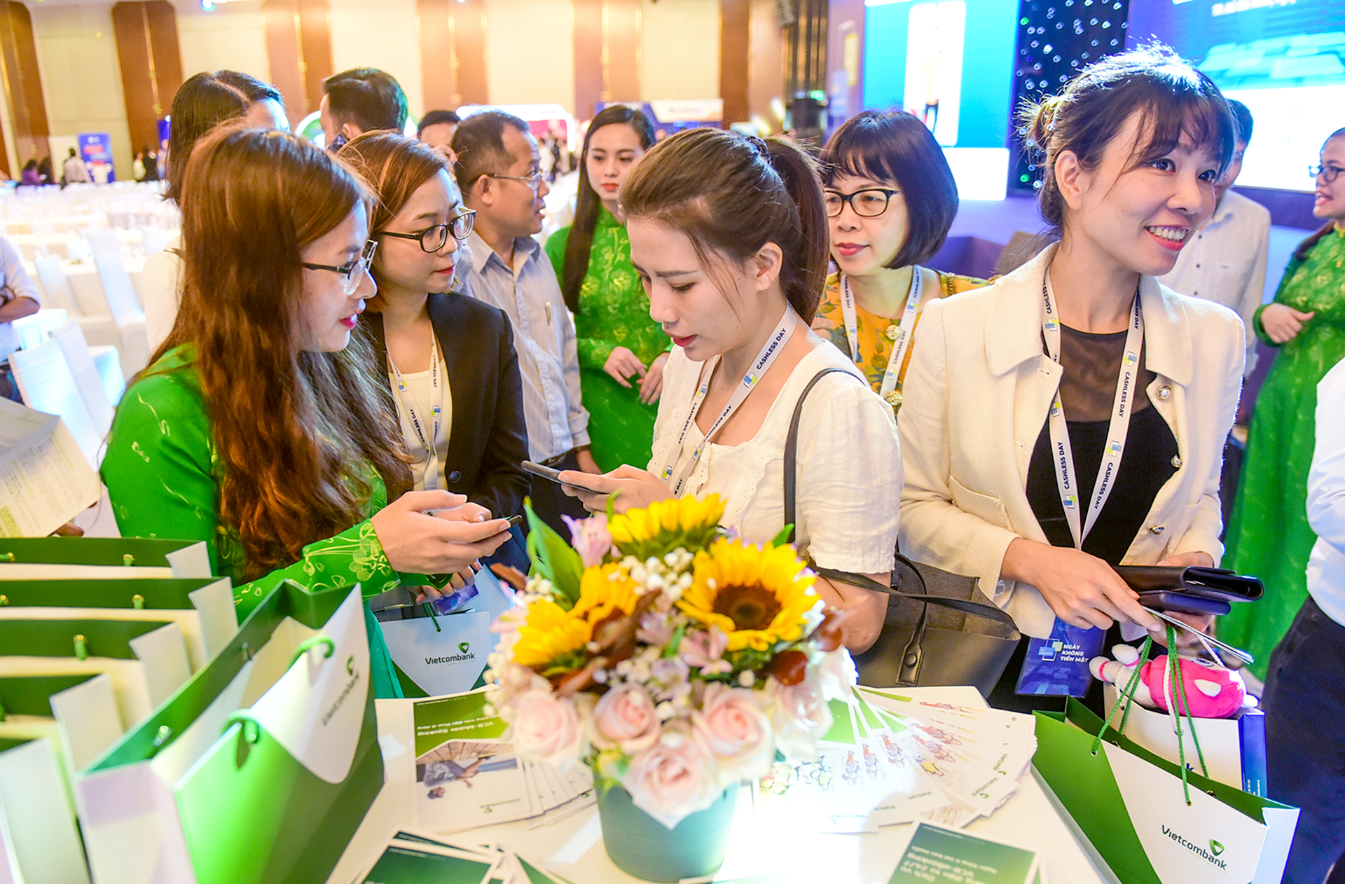 4.Khách tham quan trải nghiệm tại gian của Vietcombank ở hội thảo "Xã hội không tiền mặt: chính sách và thực tiễn tại Việt Nam” sáng 11-6-2019