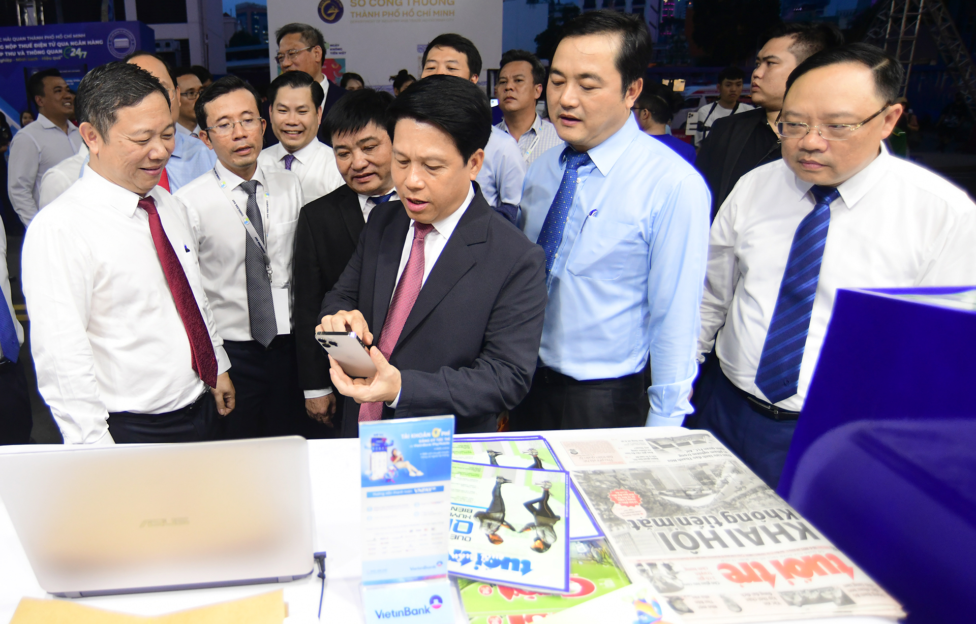 Ông Phạm Tiến Dũng - Phó Thống đốc Ngân hàng Nhà nước Việt Nam và ông Dương Anh Đức – phó chủ tịch UBND TP.HCM trải nghiệm thanh toán không tiền mặt mua báo Tuổi Trẻ tại lễ hội Không tiền mặt và công bố chương trình khuyến mãi tập trung Mùa mua sắm - Shopping Season 2023 trên đường Lê Lợi, quận 1, TP.HCM tối 16-6-2023