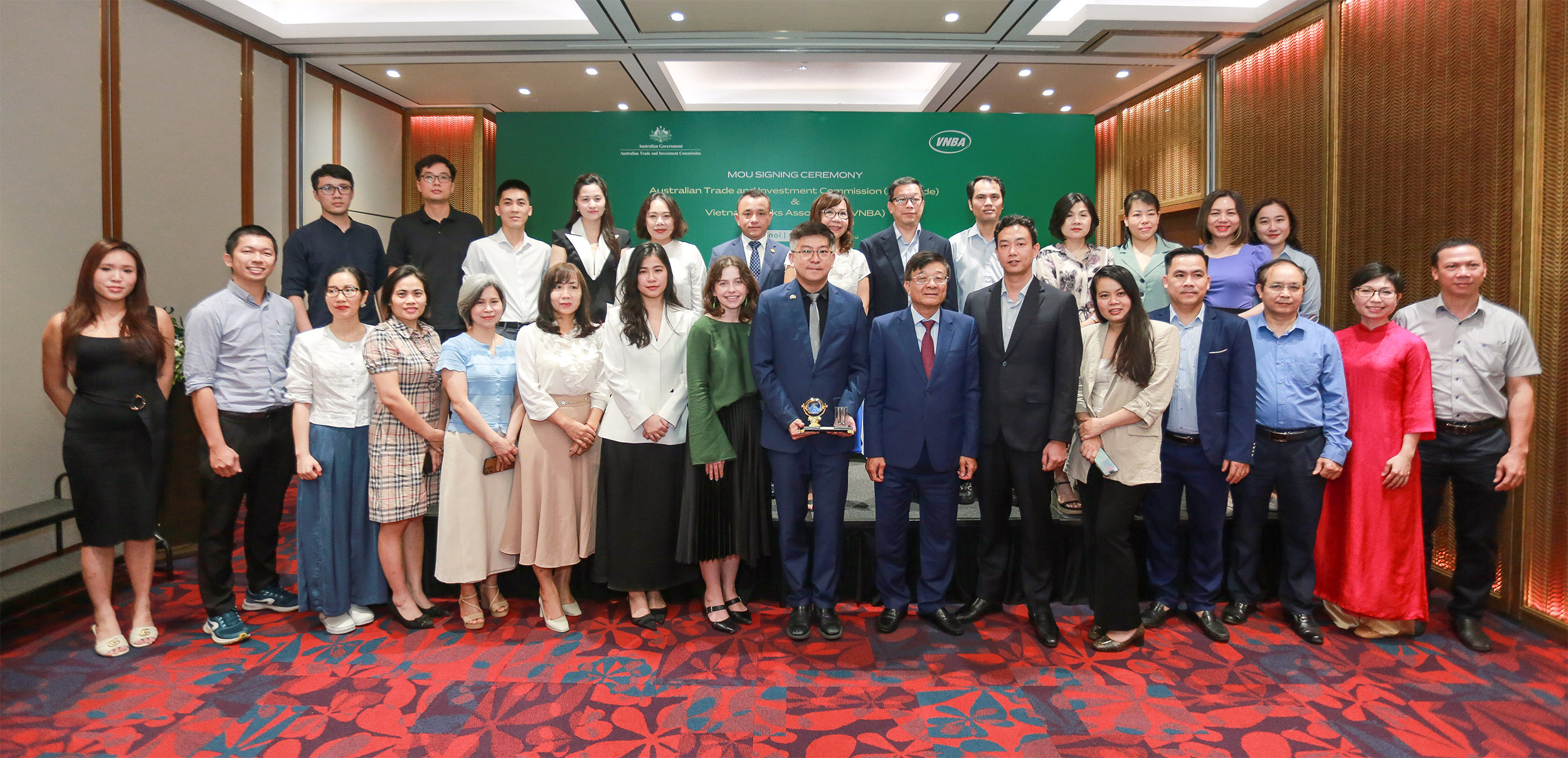 Các đại biểu cùng lãnh đạo hai bên chụp hình lưu niệm