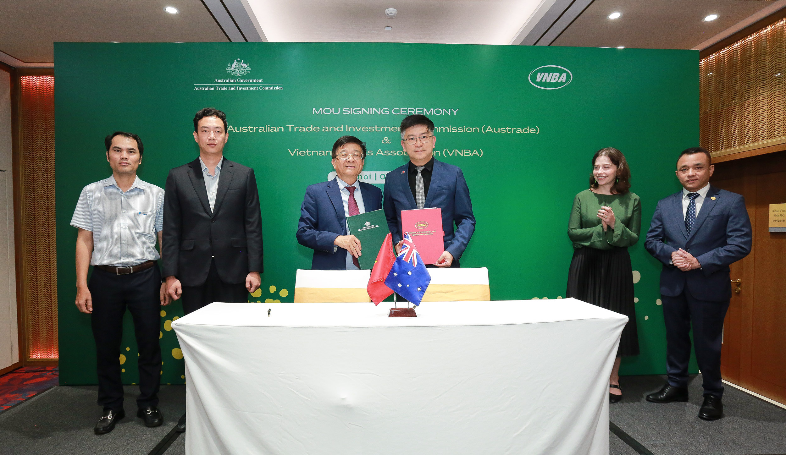 TS. Nguyễn Quốc Hùng, Phó Chủ tịch kiêm Tổng Thư ký VNBA và ông Jonathan Saw - Tham tán Thương mại & Đầu tư Australia thực hiện nghi thức ký kết