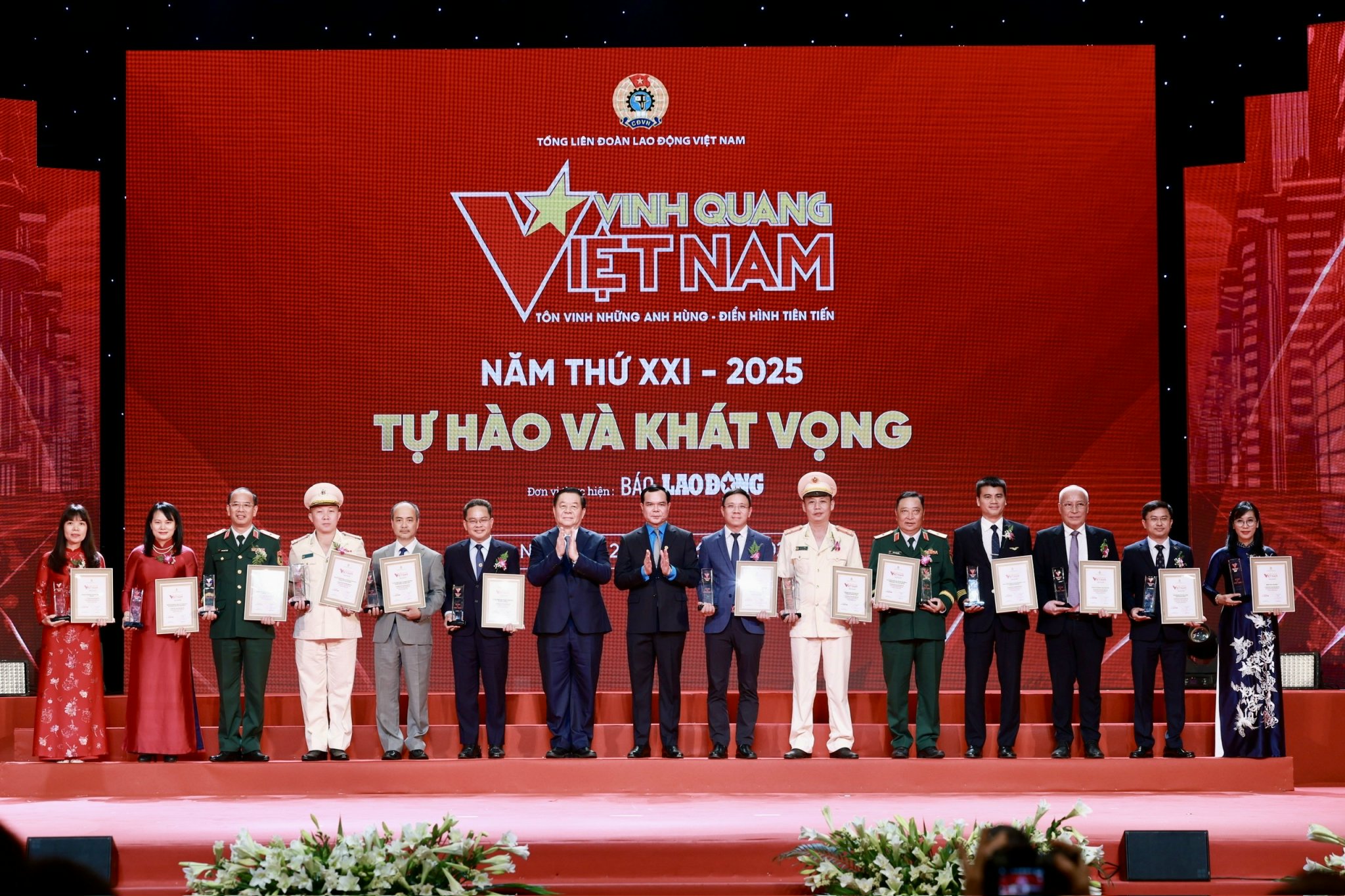 13 tập thể nhận biểu trưng Vinh quang Việt Nam 2025