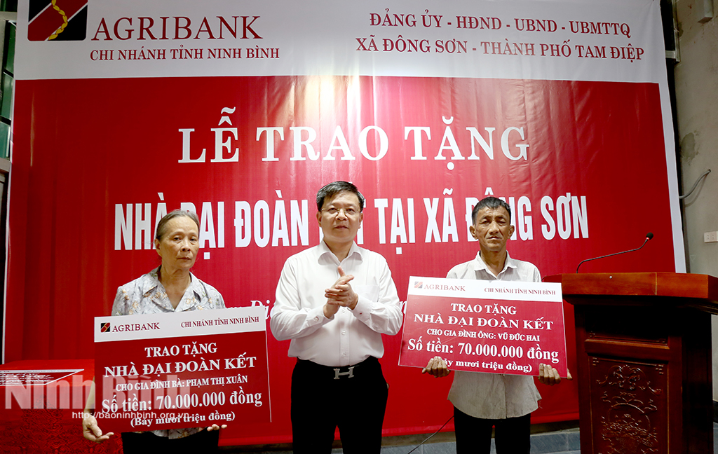 Agribank Ninh Bình trao tặng nhà Đại đoàn kết