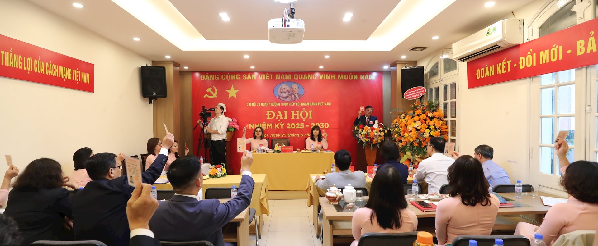 Các đại biểu dự đại hội biểu quyết