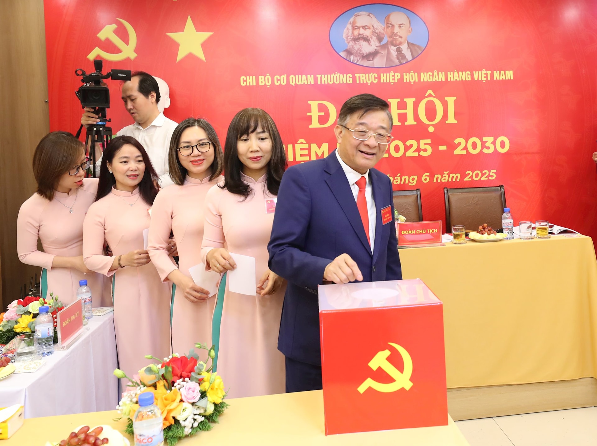 Các đại biểu dự đại hội biểu quyết