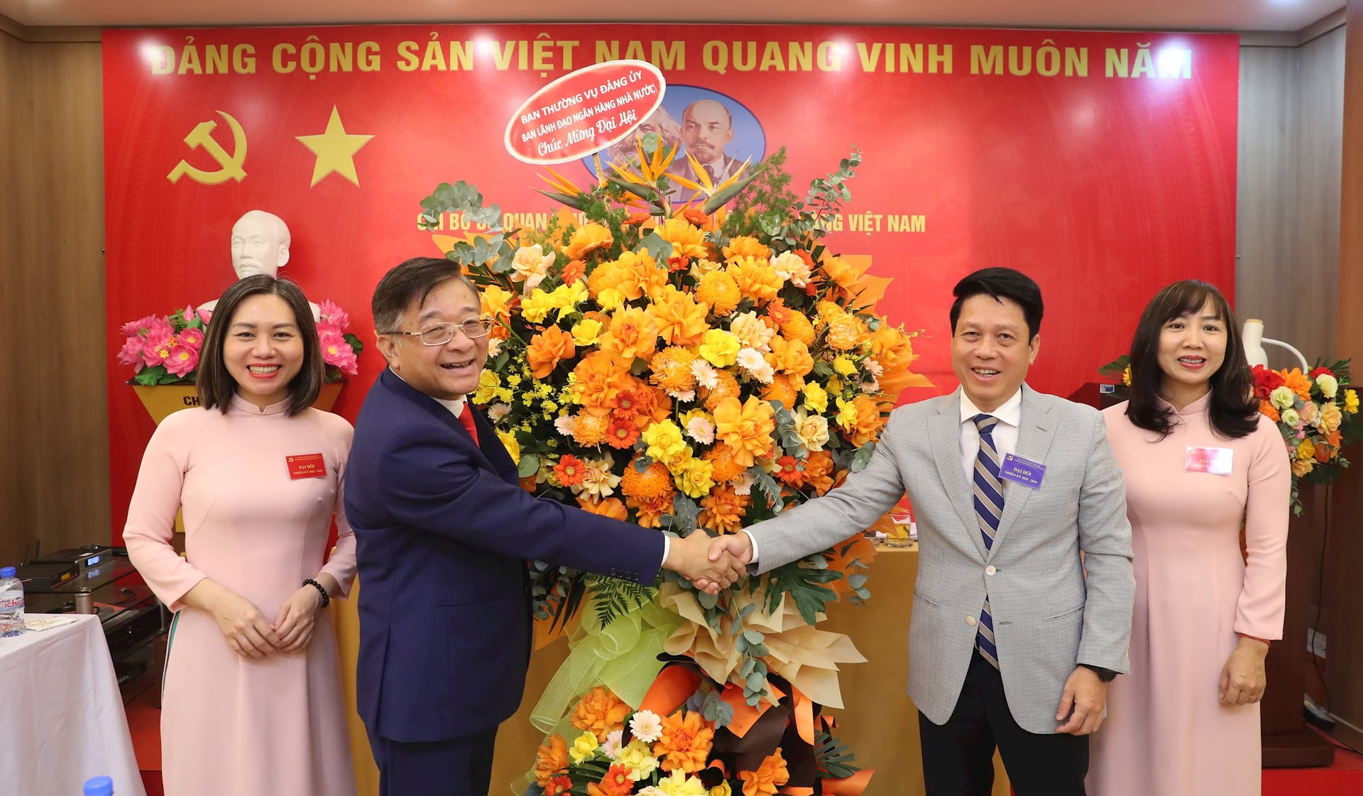 Đồng chí Phạm Tiến Dũng - Ủy viên Ban Thường vụ Đảng ủy, Phó Thống đốc NHNN thay mặt Ban Thường vụ Đảng ủy, Ban lãnh đạo NHNN tặng hoa đại hội Chi bộ Cơ quan Thường trực Hiệp hội Ngân hàng Việt Nam nhiệm kỳ 2025-2030. Ảnh: Huy Hoàng.