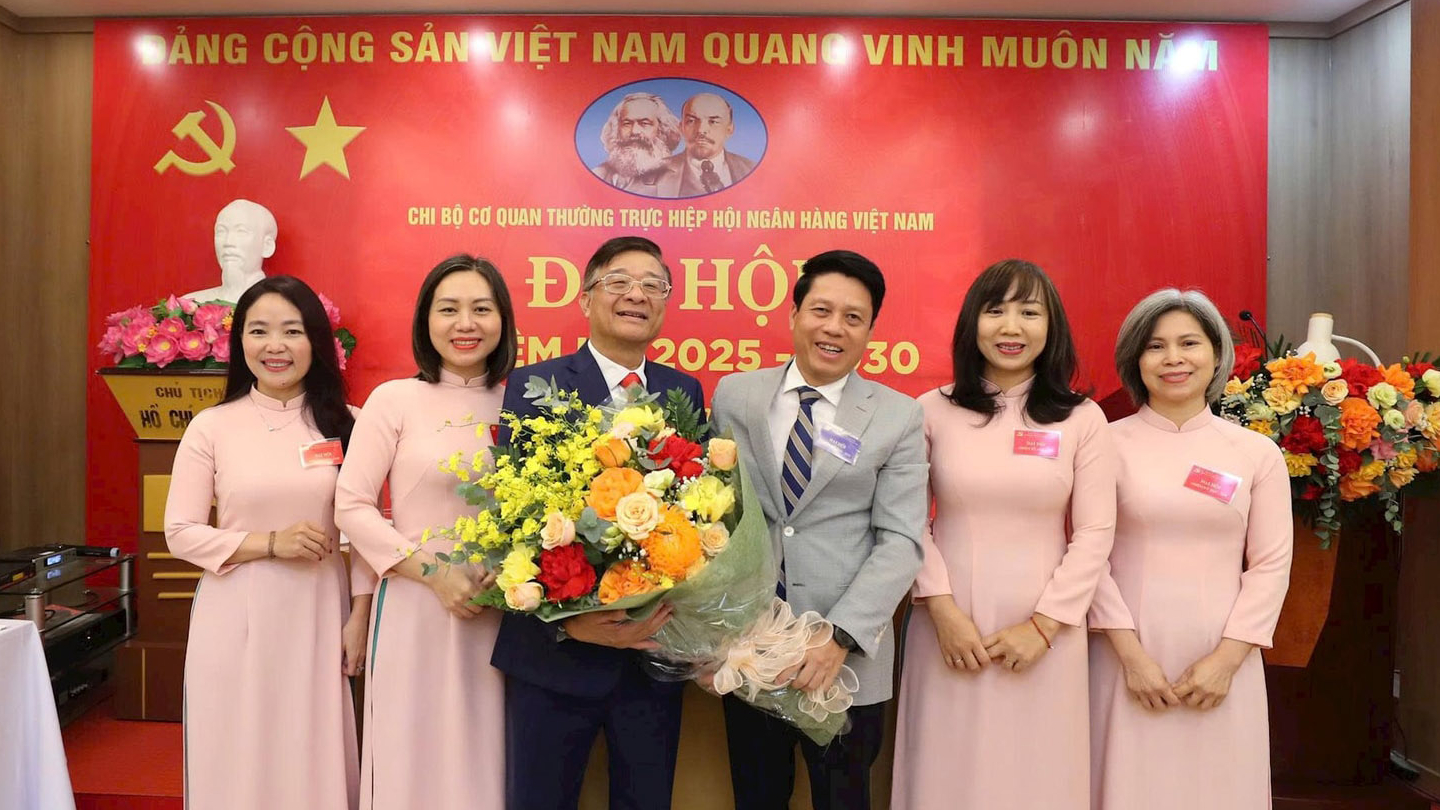 Đồng chí Phạm Tiến Dũng - Ủy viên Ban Thường vụ Đảng ủy, Phó Thống đốc NHNN tặng hoa Ban chấp hành Chi bộ Cơ quan Thường trực Hiệp hội Ngân hàng nhiệm kỳ 2025-2030. Ảnh: Huy Hoàng.